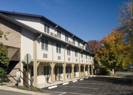 Pine Barn Hotel 3*